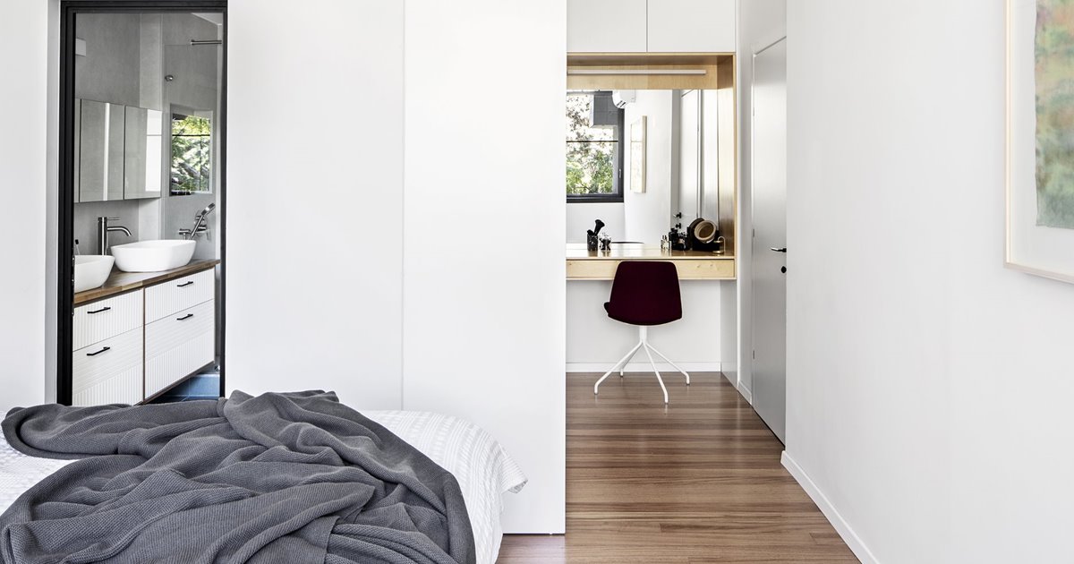 Sala pequeña decorada con estilo minimalista para parecer más grande